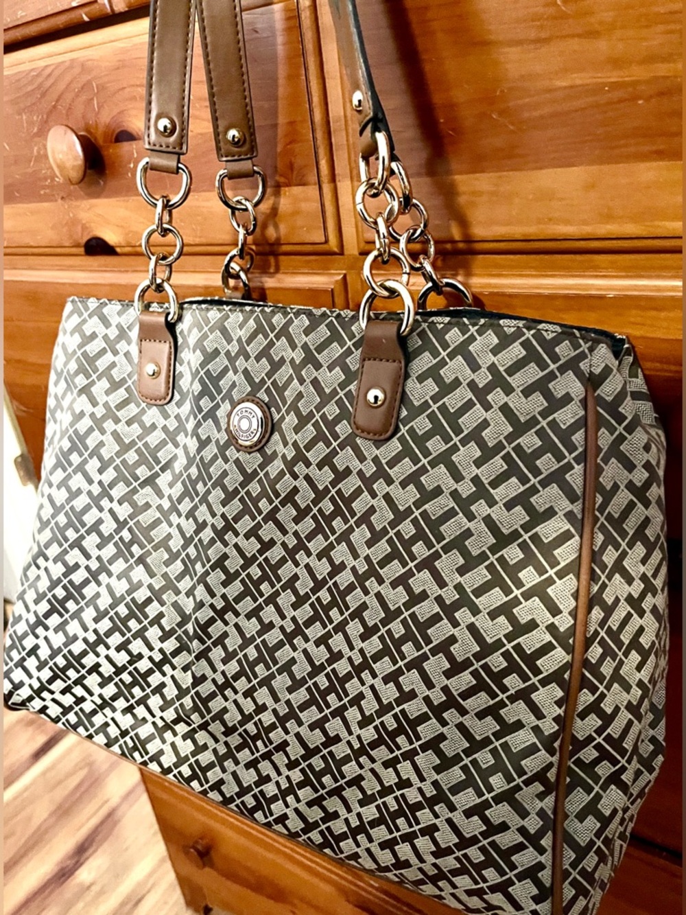 Tommy Hilfiger Monogrammed Tote/Handbag with Chain-Link Straps
